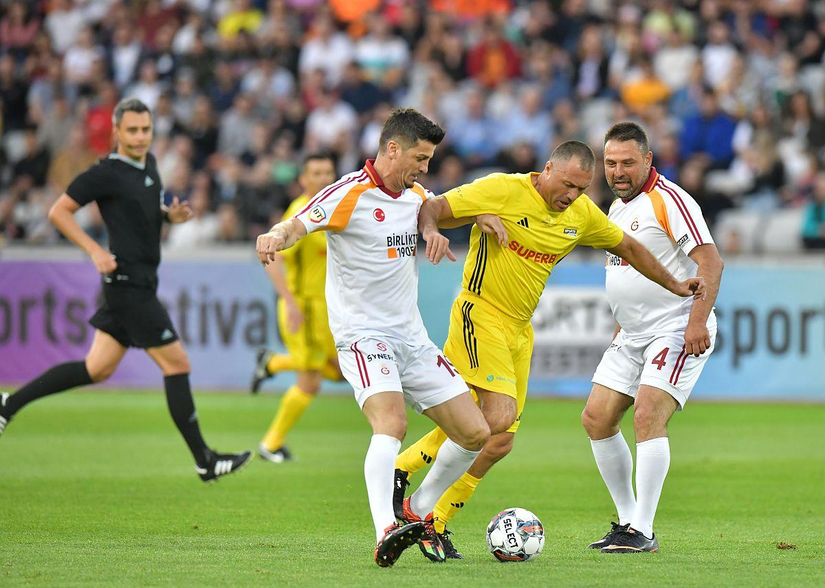 Imagini impresionante de la România All Stars - Galatasaray Legends » Fanii au aprins Cluj Arena