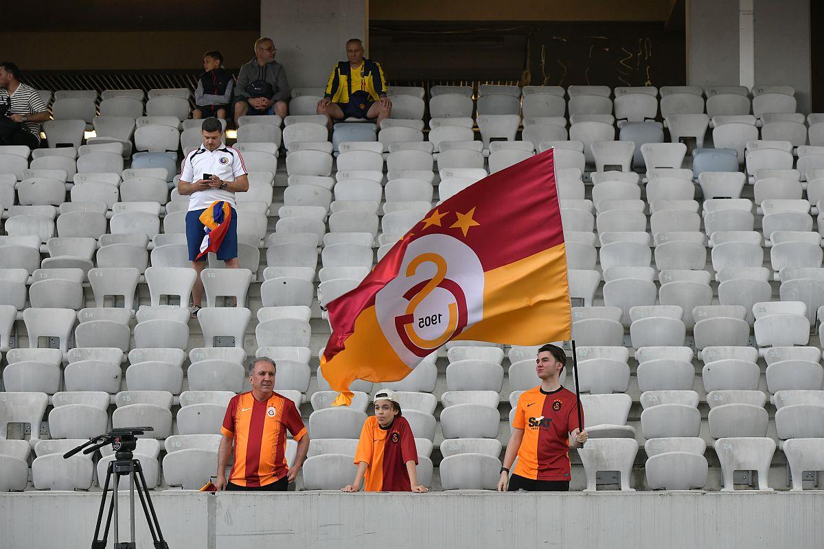 Imagini impresionante de la România All Stars - Galatasaray Legends » Fanii au aprins Cluj Arena