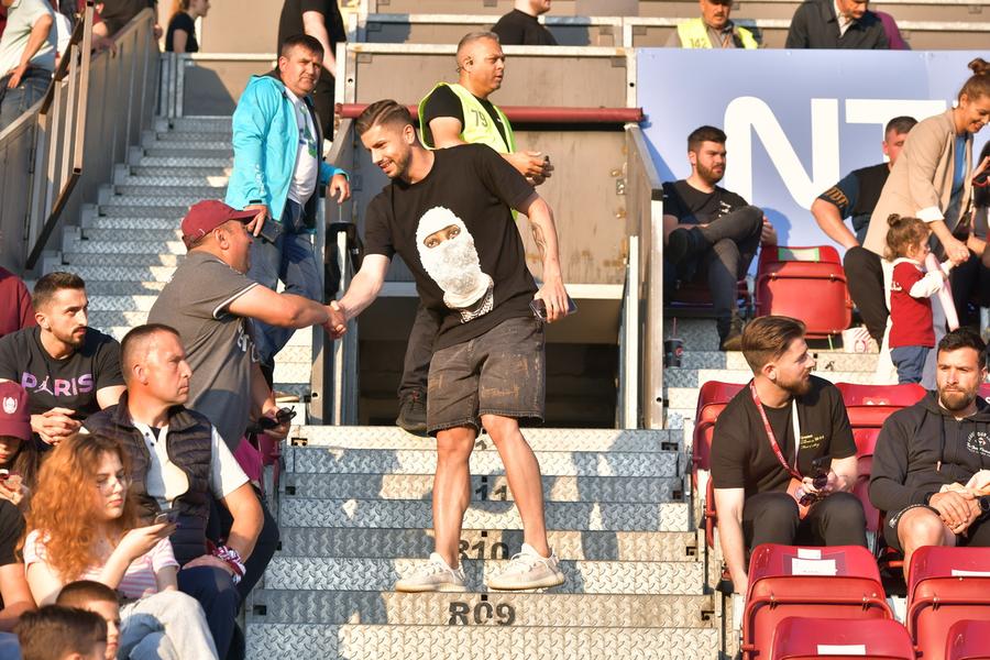 Horațiu Moldovan l FOTO Cristi Preda 10 lucruri care nu s-au văzut la televizor de la CFR Cluj - FCU Craiova » Un șpriț de vară la oficială, Vasile bodyguardul și rola de bandă izolatoare