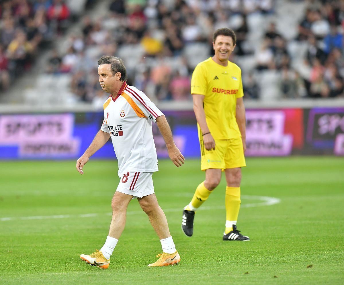 Imagini impresionante de la România All Stars - Galatasaray Legends » Fanii au aprins Cluj Arena
