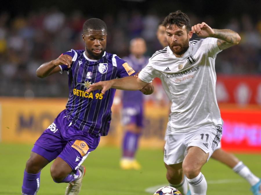 Toni Njike, în duel cu Aurelian Chițu. Foto: Imago Măsuri drastice luate de FC Argeș, înainte de returul cu Dinamo