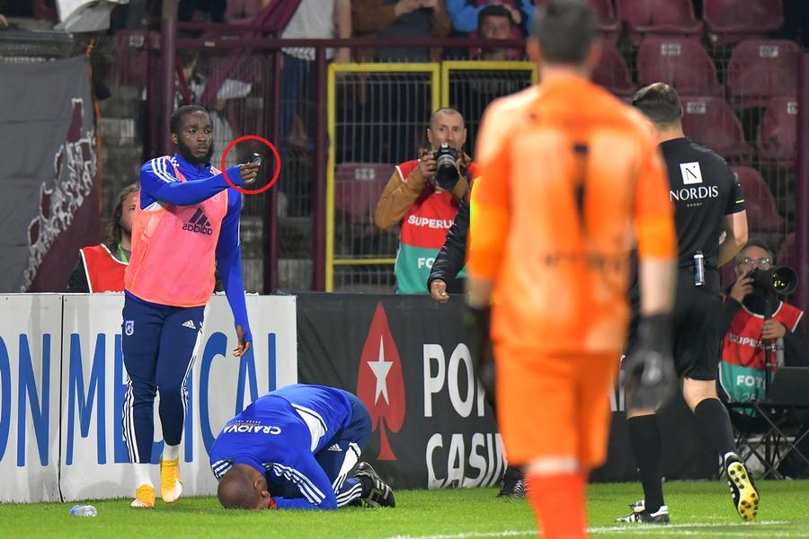 Obiectul „crimei” din Gruia l FOTO Cristi Preda 10 lucruri care nu s-au văzut la televizor de la CFR Cluj - FCU Craiova » Un șpriț de vară la oficială, Vasile bodyguardul și rola de bandă izolatoare