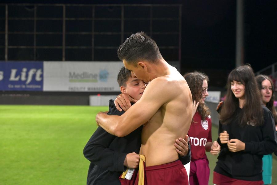Ovidiu Hoban la ultimul meci ca fotbalist l FOTO Cristi Preda 10 lucruri care nu s-au văzut la televizor de la CFR Cluj - FCU Craiova » Un șpriț de vară la oficială, Vasile bodyguardul și rola de bandă izolatoare