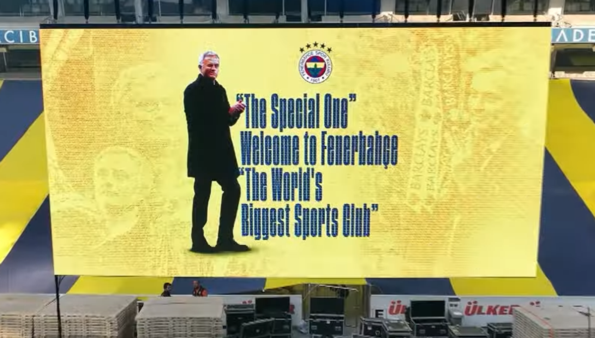 Sosirea și prezentarea lui Mourinho drept noul antrenor al lui Fenerbahce