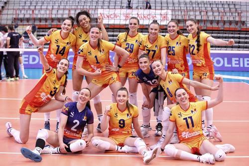Voleibalistele române sărbătorind victoria Foto: CEV