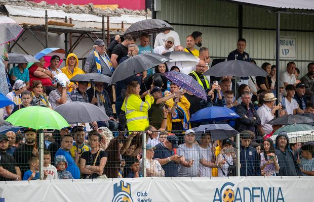 Penalty SCANDALOS dictat la barajul pentru promovarea în Liga 2: „Venea și urla la jucători!” » Iureș la final: arbitrii s-au baricadat la vestiare