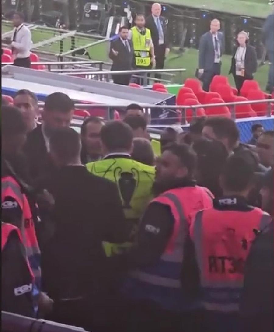Incidentul care a stricat puțin bucuria rudelor fotbaliștilor lui Carlo Ancelotti Ce s-a întâmplat pe gazon imediat după finala Ligii Campionilor » Conflictul izbucnit la final, nu s-au putut opune