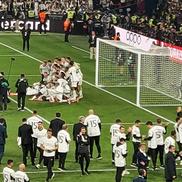 Fotbaliștii de la Real Madrid s-au bucurat pe teren alături de familie și suporteri. Foto: GSP.ro