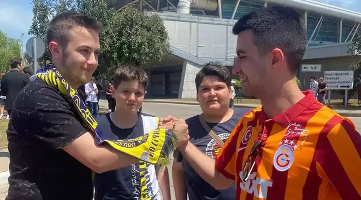 Isterie în Turcia, la prezentarea lui Mourinho la Fenerbahce! » Lusitanul a venit pe mare și a vorbit în fața a 45.000 de oameni: „Voi mă iubiți înainte de victorii”