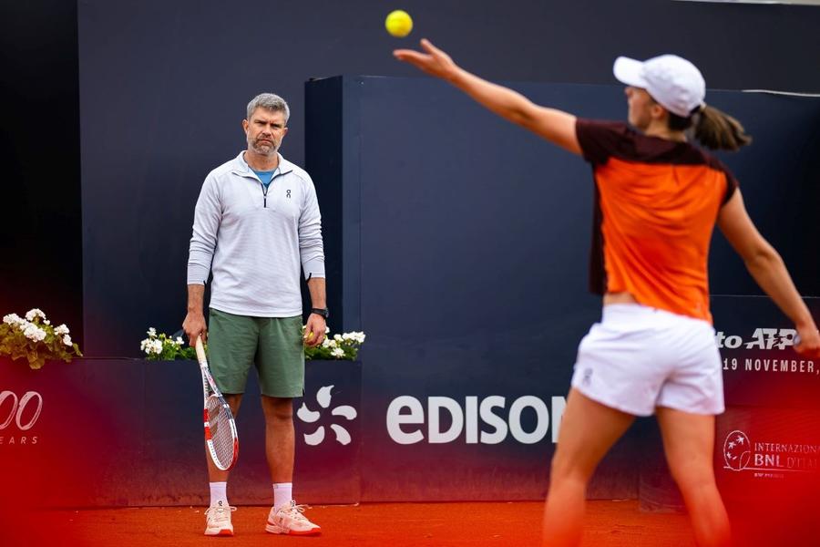 Iga Swiatek și Tomasz Wiktorowski la un antrenament Foto: Imago Iga Swiatek, campioana care nu se uită la tenis: „Nu am timp”