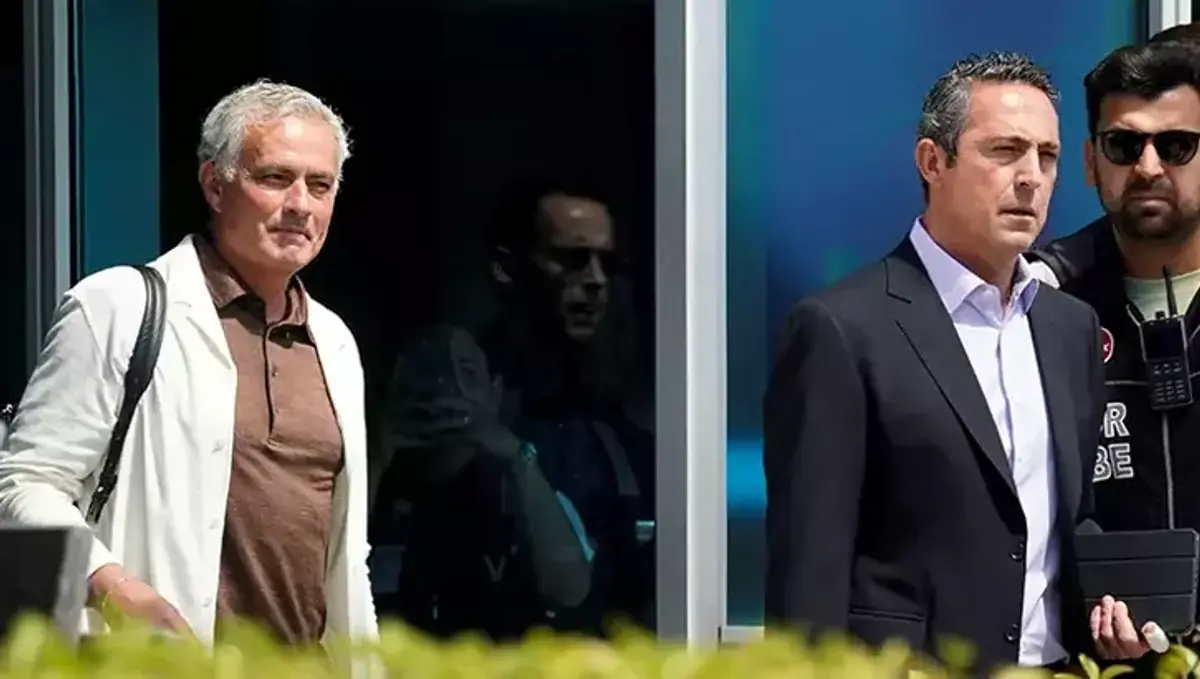 Sosirea și prezentarea lui Mourinho drept noul antrenor al lui Fenerbahce