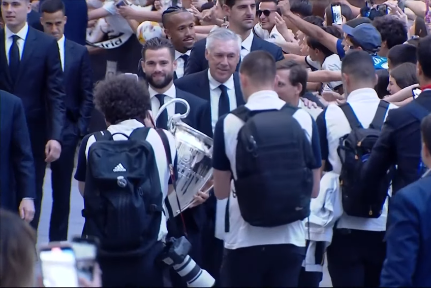Fotbaliștii celor de la Real Madrid au sărbătorit alături de suporteri a 15-a Ligă a Campionilor din istoria clubului, câștigată în finala de pe Wembley, când „galacticii” au învins-o pe Borussia Dortmund, scor 2-0.