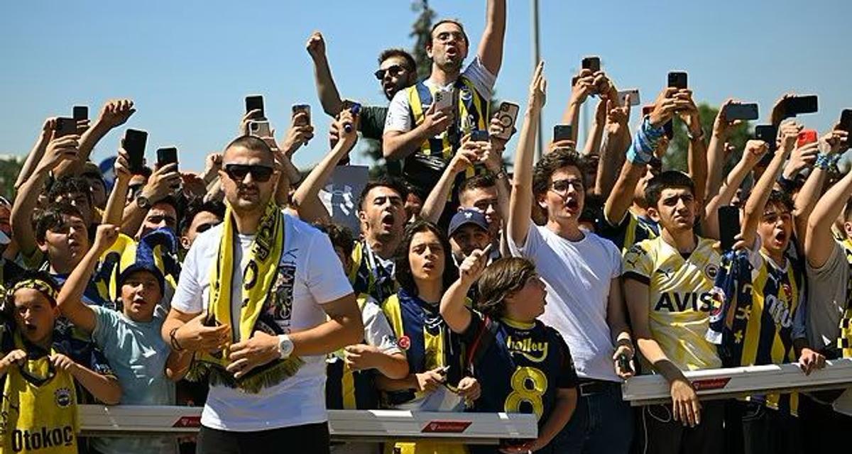 Isterie în Turcia, la prezentarea lui Mourinho la Fenerbahce! » Lusitanul a venit pe mare și a vorbit în fața a 45.000 de oameni: „Voi mă iubiți înainte de victorii”