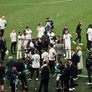 Fotbaliștii de la Real Madrid s-au bucurat pe teren alături de familie și suporteri. Foto: GSP.ro