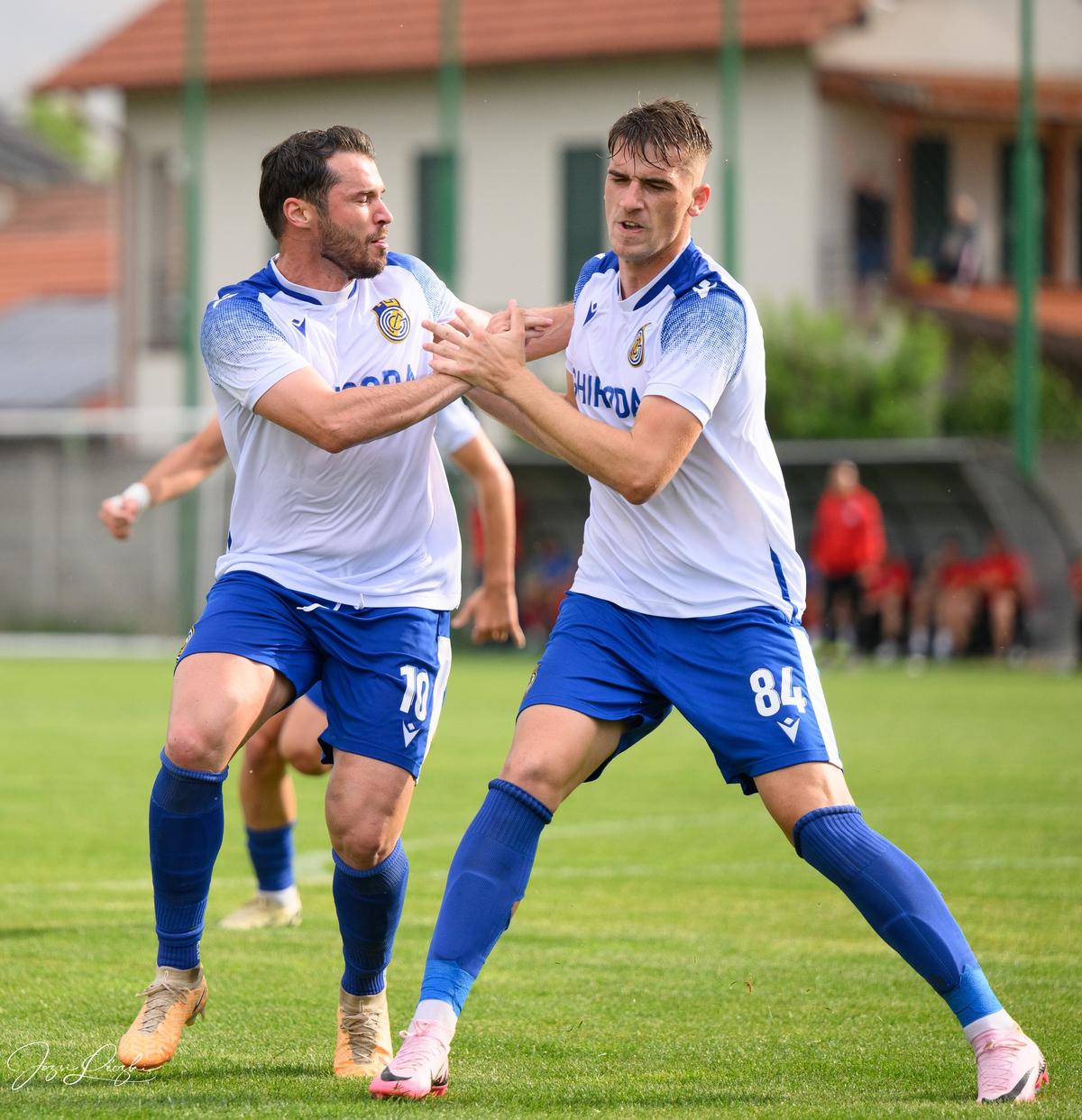 Penalty SCANDALOS dictat la barajul pentru promovarea în Liga 2: „Venea și urla la jucători!” » Iureș la final: arbitrii s-au baricadat la vestiare