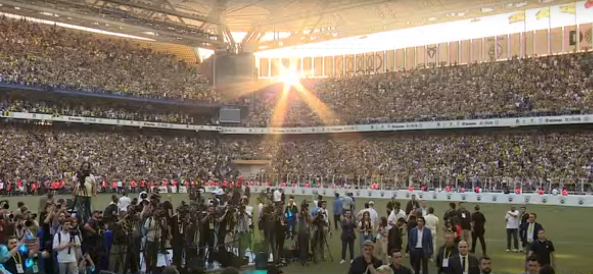 Sosirea și prezentarea lui Mourinho drept noul antrenor al lui Fenerbahce