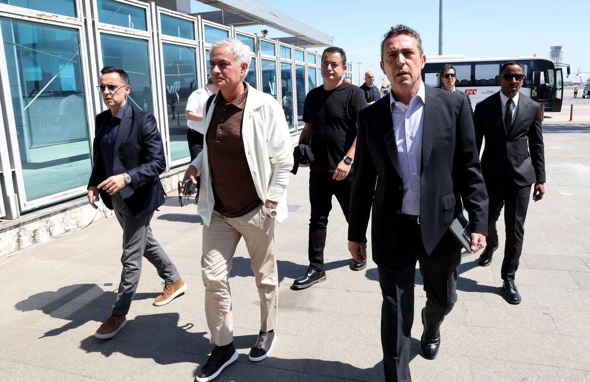 Sosirea și prezentarea lui Mourinho drept noul antrenor al lui Fenerbahce