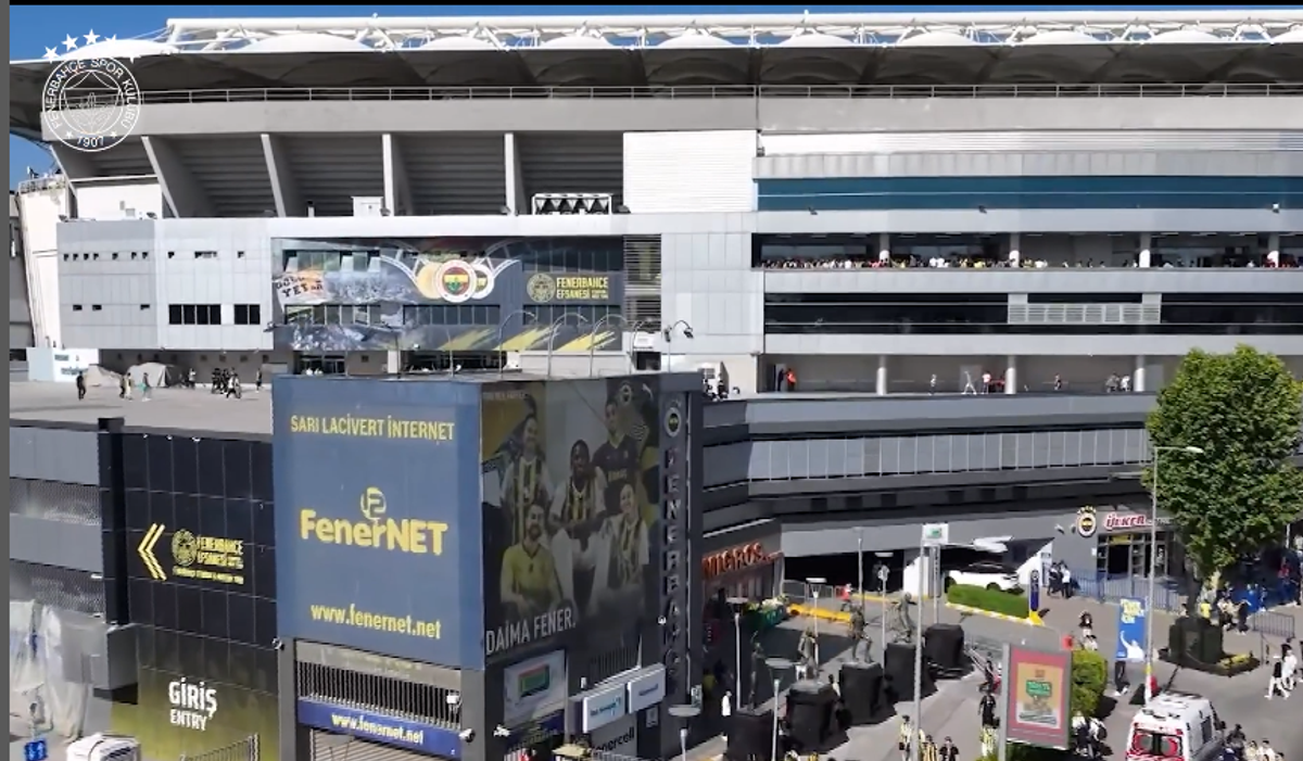 Sosirea și prezentarea lui Mourinho drept noul antrenor al lui Fenerbahce