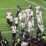 Fotbaliștii de la Real Madrid s-au bucurat pe teren alături de familie și suporteri. Foto: GSP.ro