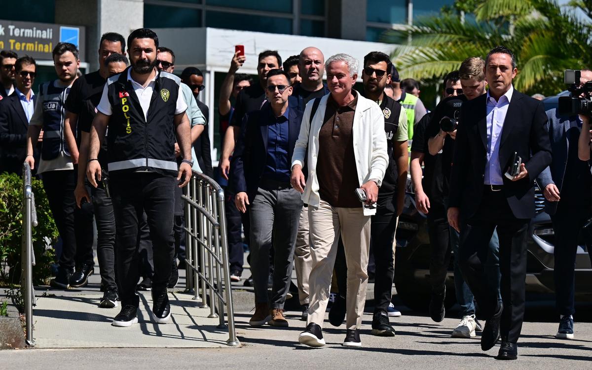 Isterie în Turcia, la prezentarea lui Mourinho la Fenerbahce! » Lusitanul a venit pe mare și a vorbit în fața a 45.000 de oameni: „Voi mă iubiți înainte de victorii”