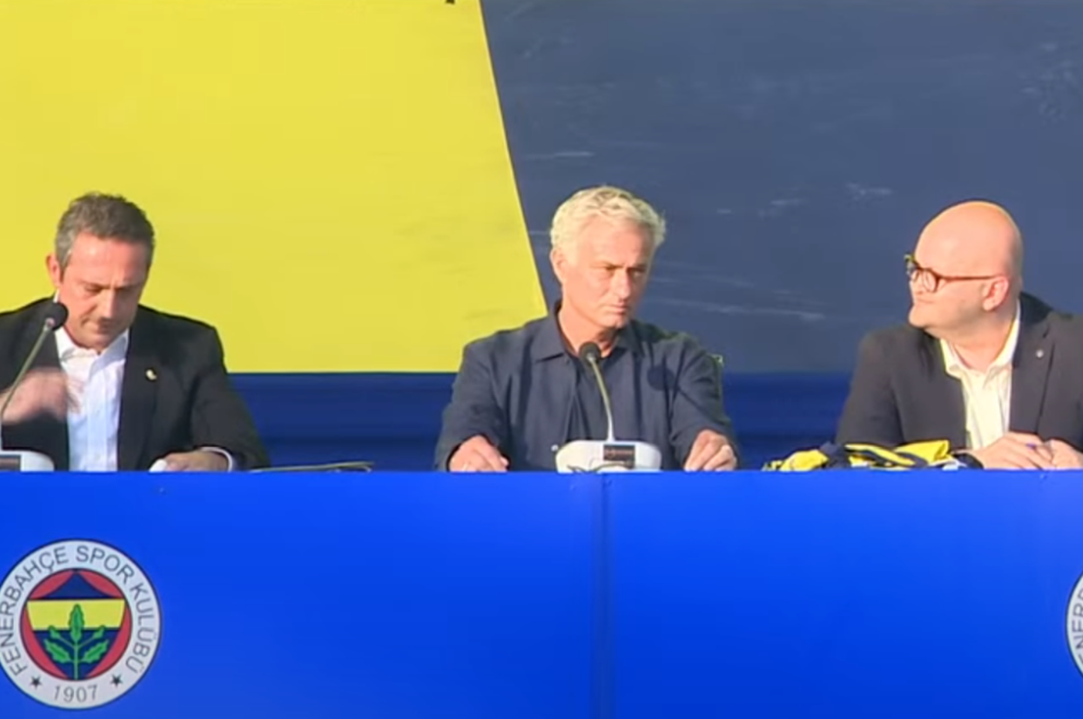 Sosirea și prezentarea lui Mourinho drept noul antrenor al lui Fenerbahce