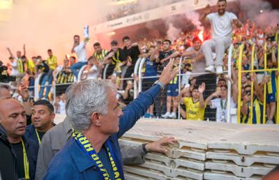 Isterie în Turcia, la prezentarea lui Mourinho la Fenerbahce! » Lusitanul a venit pe mare și a vorbit în fața a 45.000 de oameni: „Voi mă iubiți înainte de victorii”