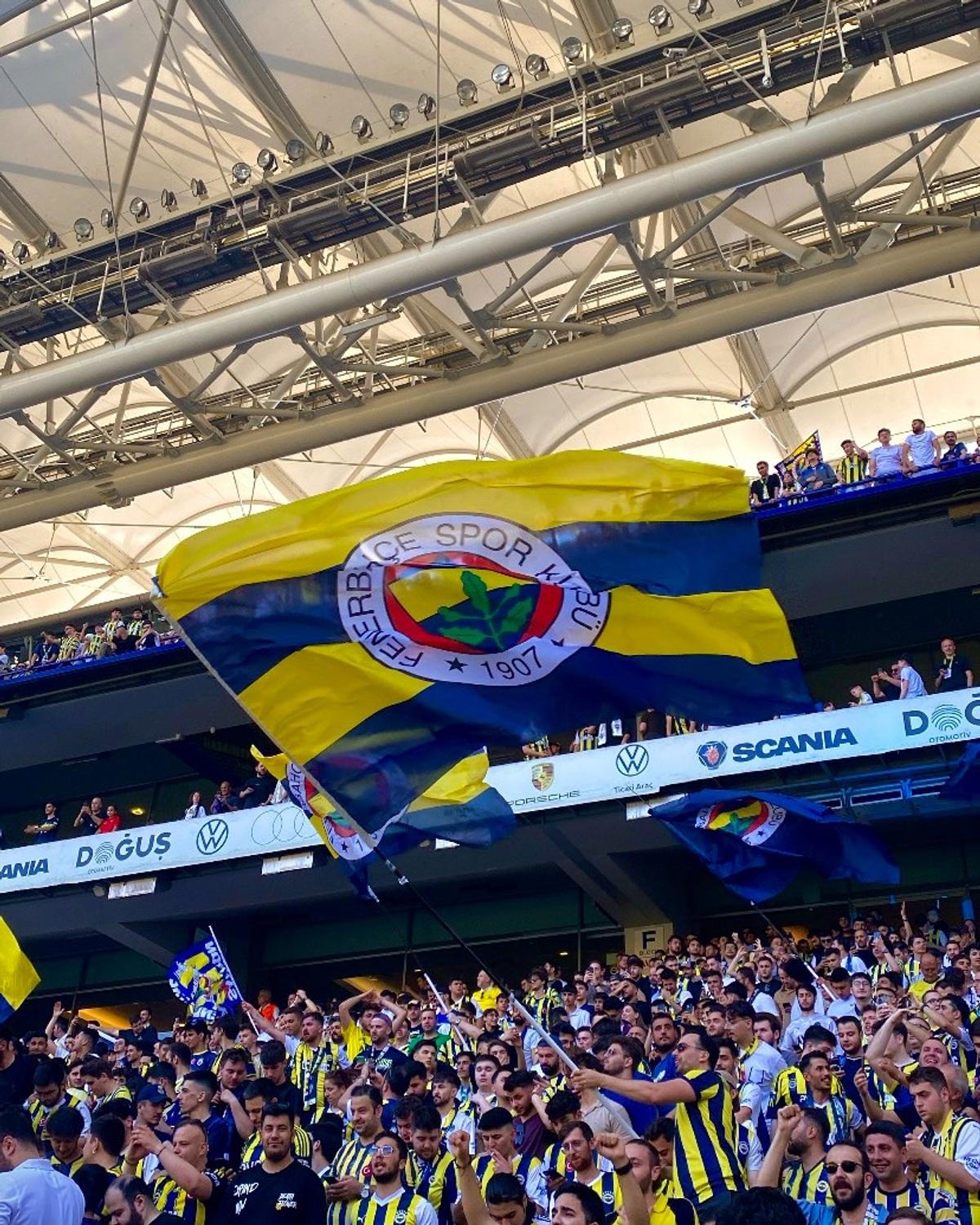 Sosirea și prezentarea lui Mourinho drept noul antrenor al lui Fenerbahce