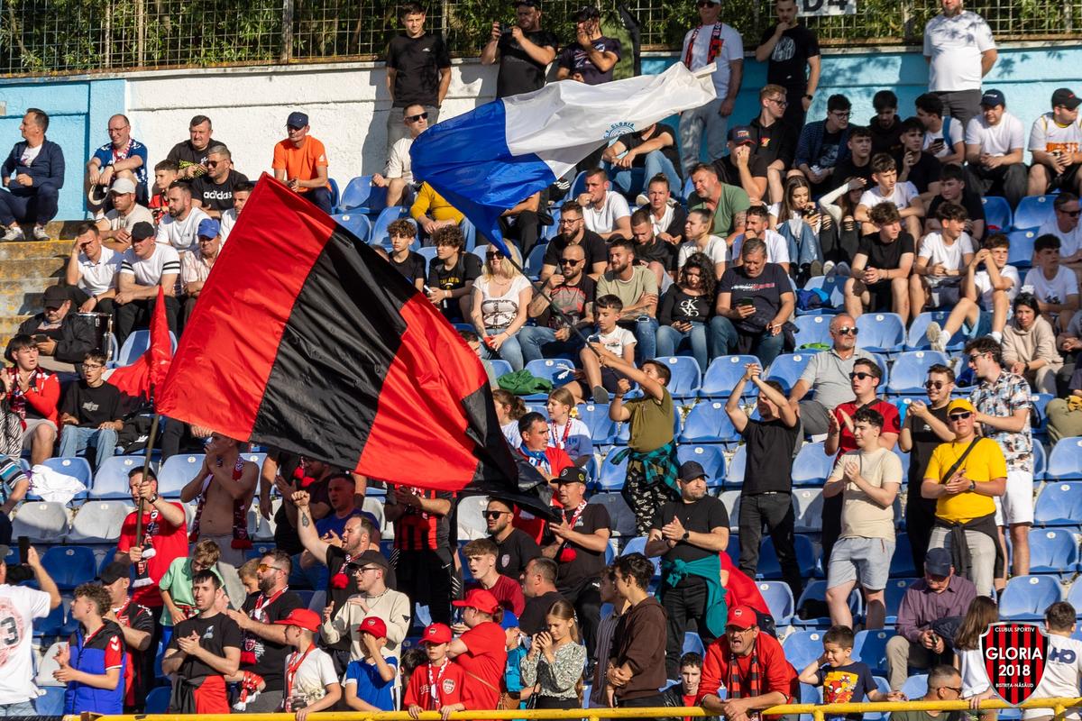 Imaginile ignorate din week-end »10.000 de oameni în tribune la meciul netelevizat din România