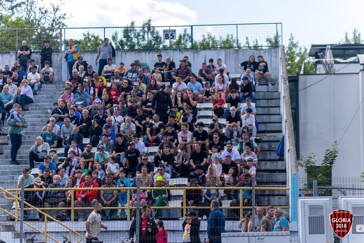 Imaginile ignorate din week-end »10.000 de oameni în tribune la meciul netelevizat din România