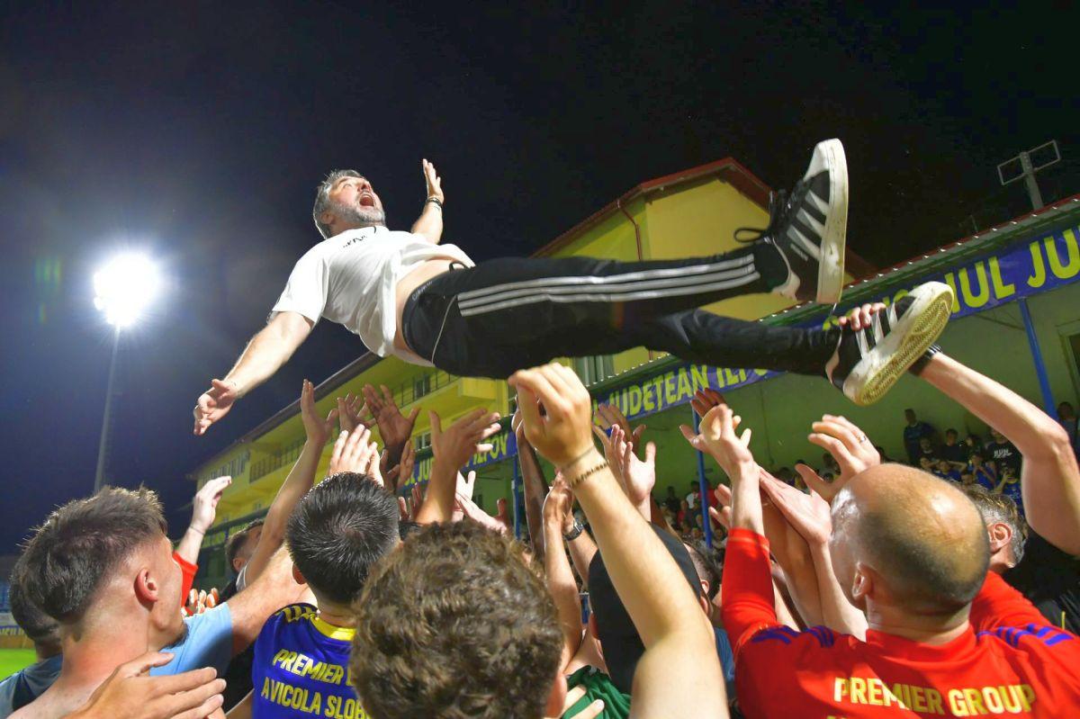 Imagini FABULOASE! Gestul făcut de Adrian Mihalcea după ce a salvat-o pe Slobozia de la retrogradare