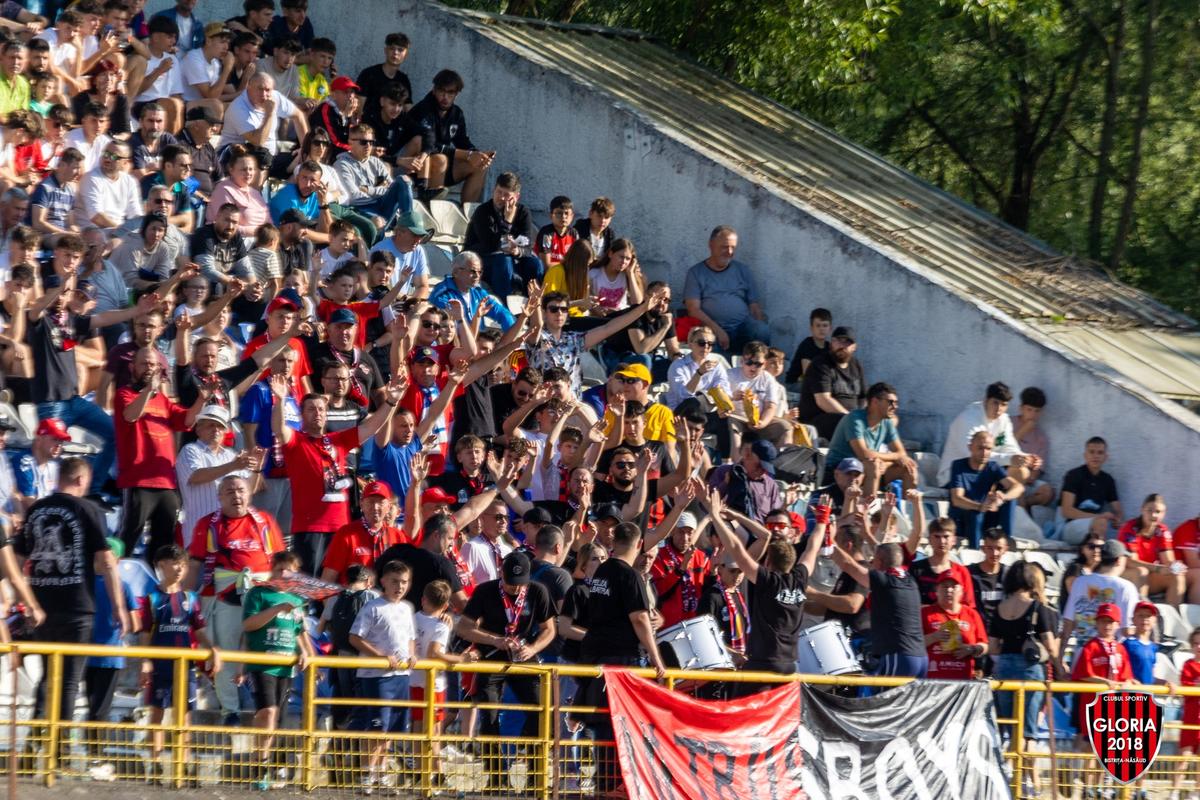 Imaginile ignorate din week-end »10.000 de oameni în tribune la meciul netelevizat din România