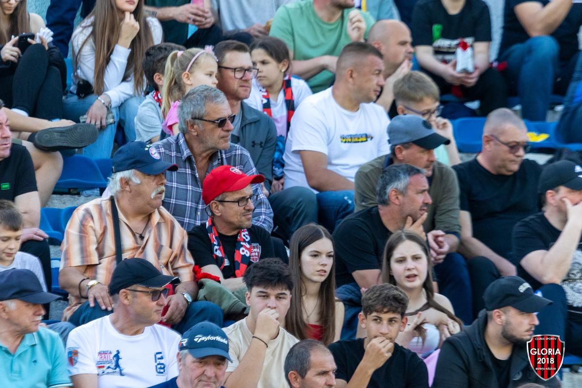 Imaginile ignorate din week-end »10.000 de oameni în tribune la meciul netelevizat din România