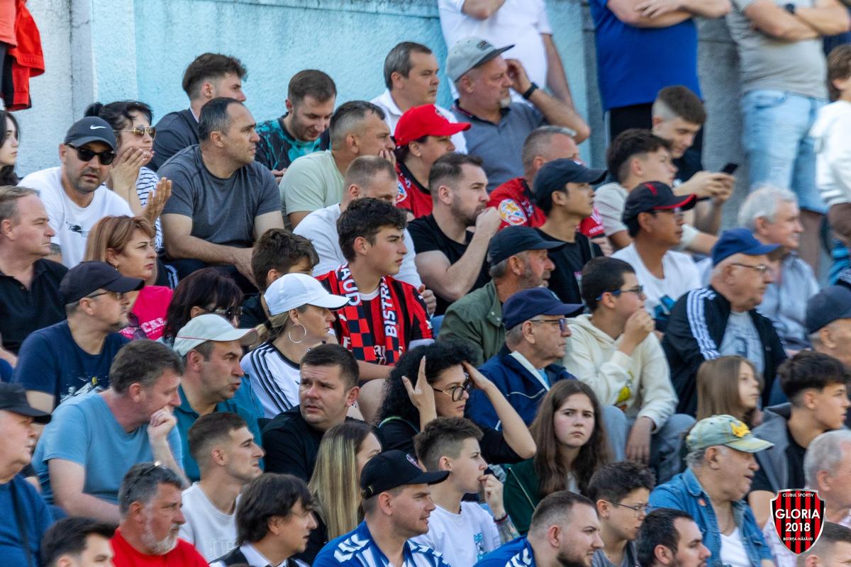 Imaginile ignorate din week-end »10.000 de oameni în tribune la meciul netelevizat din România