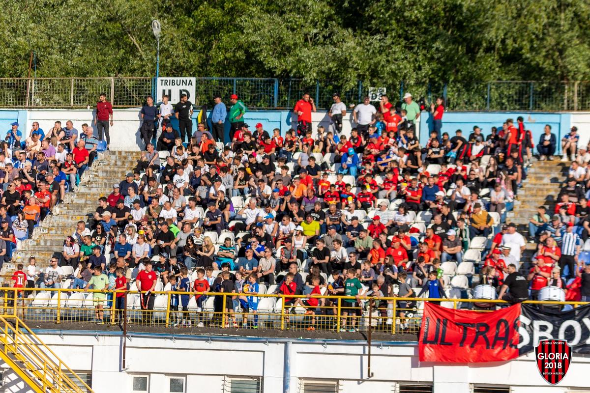 Imaginile ignorate din week-end »10.000 de oameni în tribune la meciul netelevizat din România
