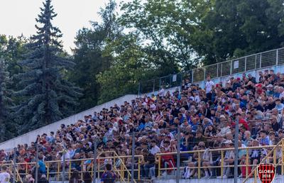 Imaginile ignorate din week-end »10.000 de oameni în tribune la meciul netelevizat din România