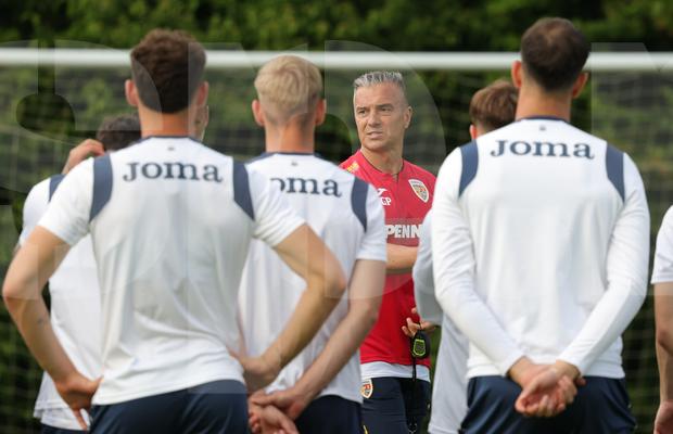 Mai întâi glume, apoi „Focu' la ei!” » 8 detalii de la antrenamentul de azi al naționalei U21. Pancu a „intrat” în jucători: „Vă uitați ca Ștefan cel Mare!”