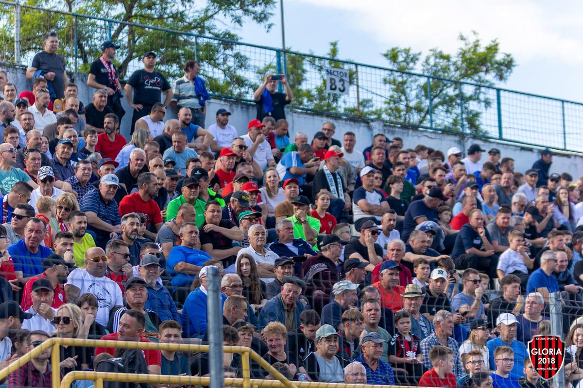Imaginile ignorate din week-end »10.000 de oameni în tribune la meciul netelevizat din România