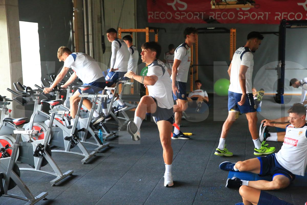 Soțul Teodorei Meluță, „inamicul” nr. 1 în cantonament » Ce regim zilnic trebuie să îndure fotbaliștii lui Daniel Pancu înainte de Campionatul European