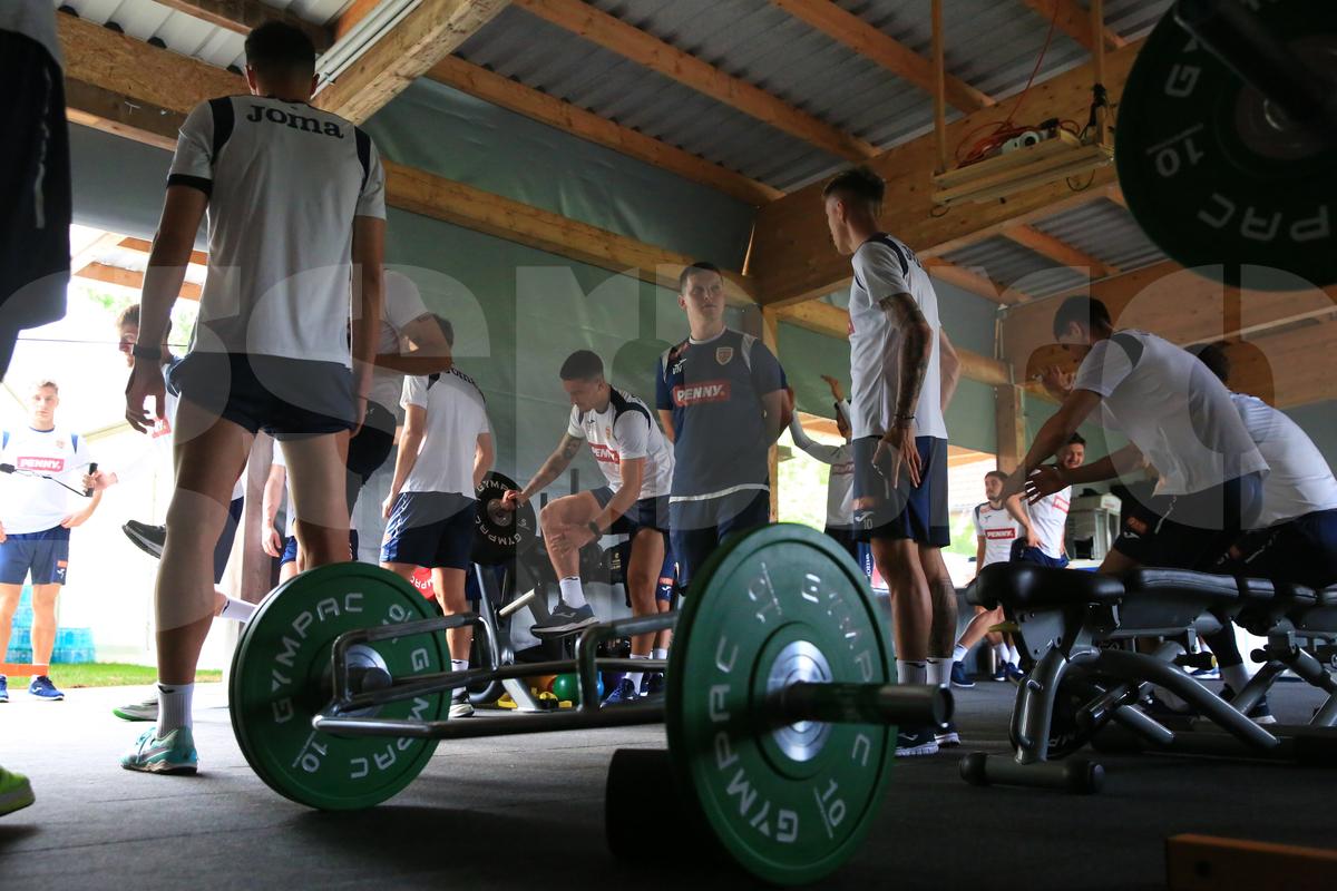 Soțul Teodorei Meluță, „inamicul” nr. 1 în cantonament » Ce regim zilnic trebuie să îndure fotbaliștii lui Daniel Pancu înainte de Campionatul European