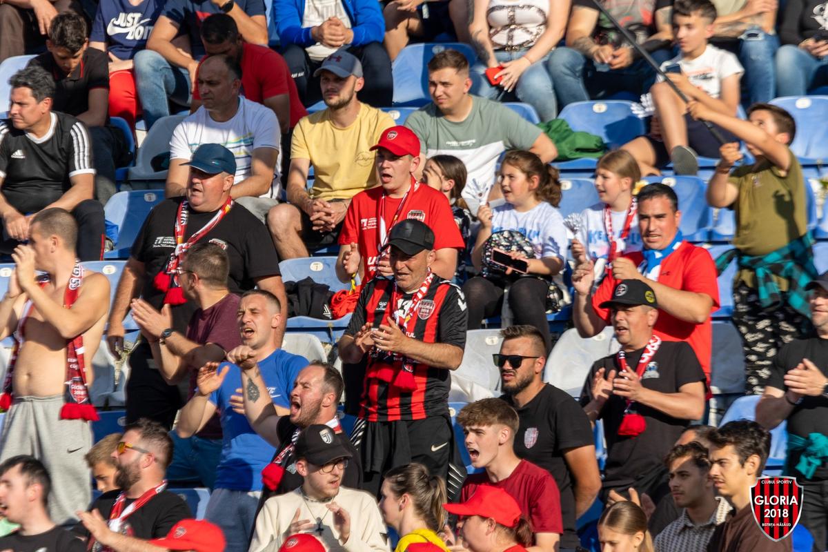 Imaginile ignorate din week-end »10.000 de oameni în tribune la meciul netelevizat din România