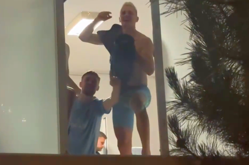 Imagini fabuloase după ce Unirea Slobozia s-a salvat de la retrogradare. GSP.ro a surprins mai multe scene din vestiarul echipei antrenate de Adrian Mihalcea.