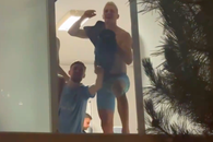 Imagini superbe din vestiarul Unirii Slobozia: „Să vină banii la băieți!” » Un jucător a ieșit pe geam, cu boxa în mână