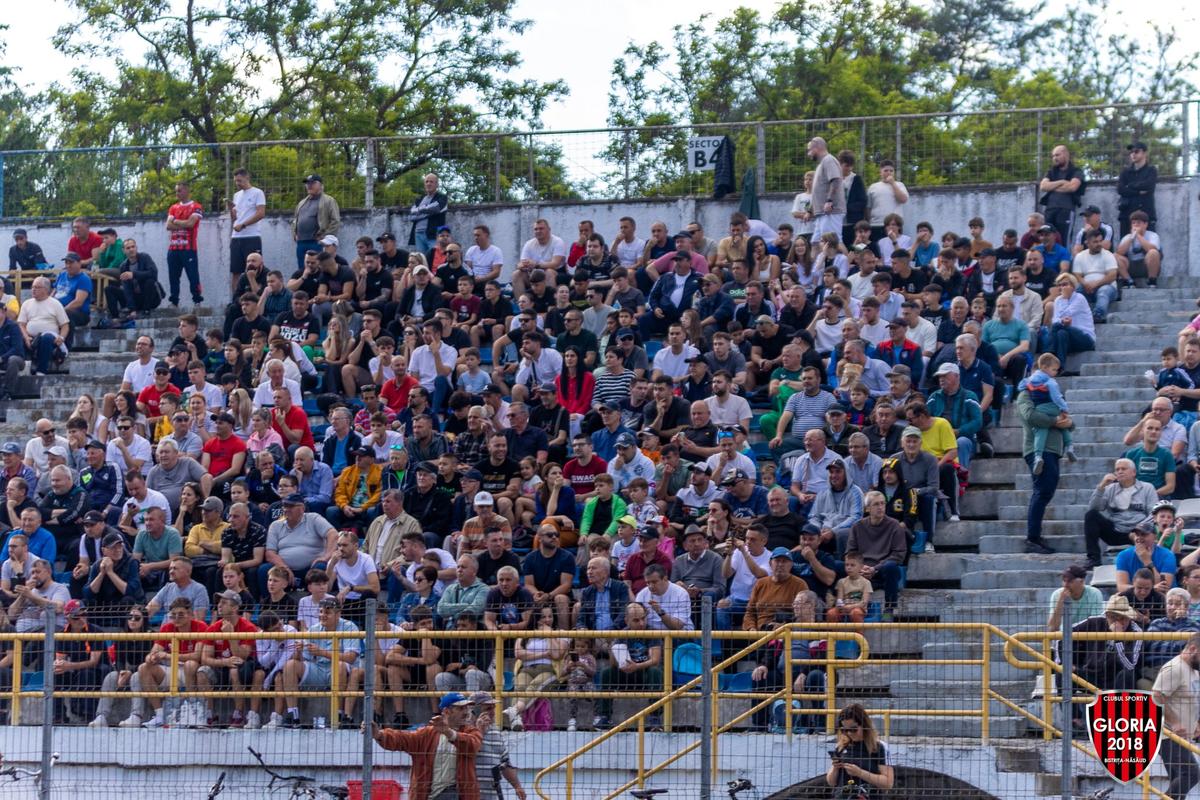 Imaginile ignorate din week-end »10.000 de oameni în tribune la meciul netelevizat din România