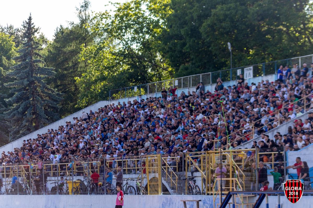 Imaginile ignorate din week-end »10.000 de oameni în tribune la meciul netelevizat din România