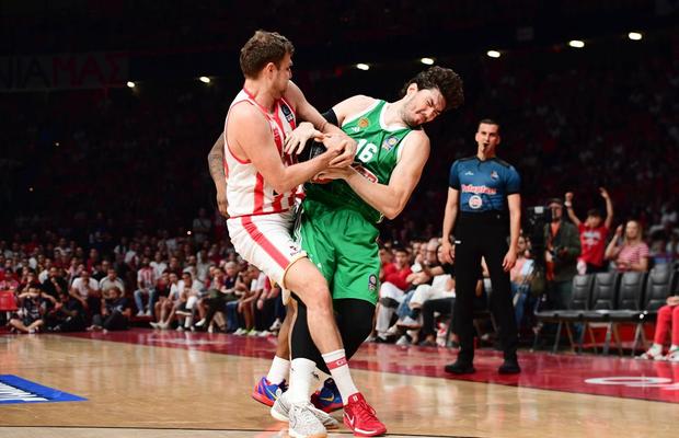 Fiasco total în Grecia, în finala campionatului de baschet » Acuzații incredibile la adresa patronului lui Panathinaikos: „E căutat pentru a fi arestat. Îți provoacă voma!”