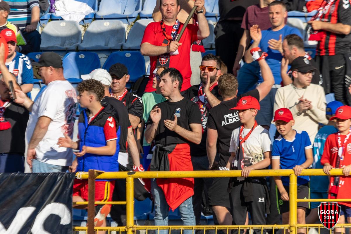 Imaginile ignorate din week-end »10.000 de oameni în tribune la meciul netelevizat din România