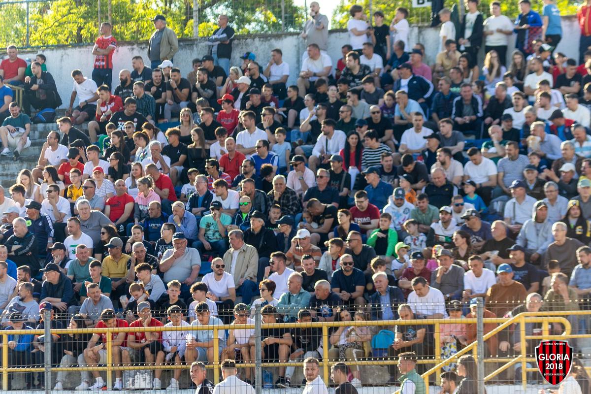 Imaginile ignorate din week-end »10.000 de oameni în tribune la meciul netelevizat din România