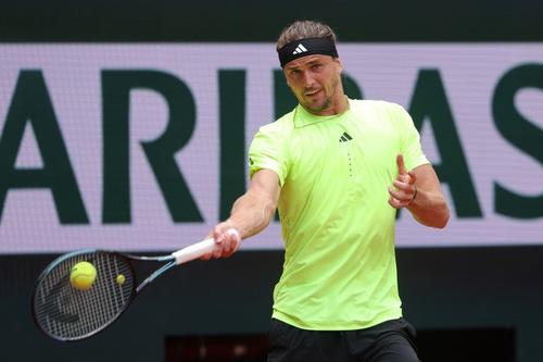Alexander Zverev în acțiune la Roland Garros Foto: Guliver/GettyImages