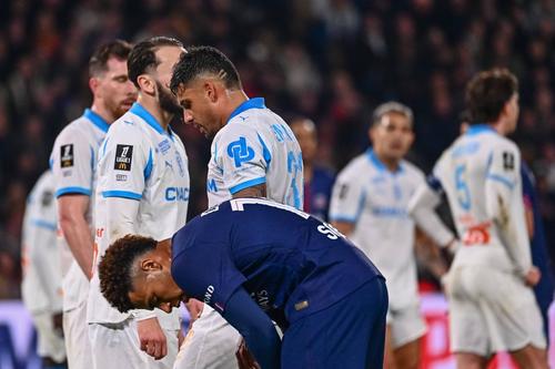 Jucătorii lui Olympique Marseille, într-un duel cu PSG din Ligue 1 /. Foto: Imago