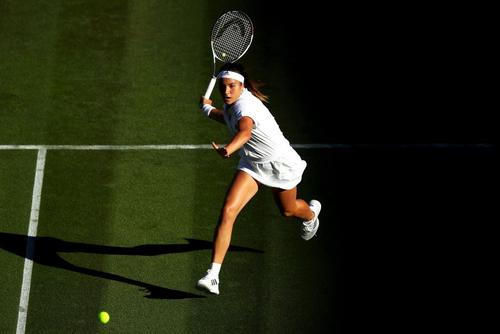 Gabriela Ruse pe iarba de la All England Club în 2018, în meciul contra Agnieszkăi Radwanska Foto Guliver/GettyImages